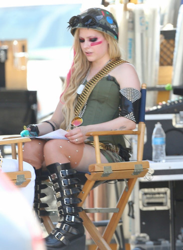 avril-lavigne-rock-n-roll-music-video-shoot-04_edi