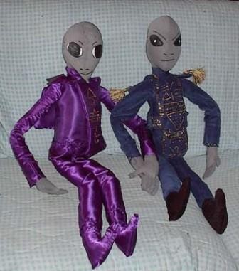 2dolls-102801-TN.jpg 2dolls-102801-TN.jpg
