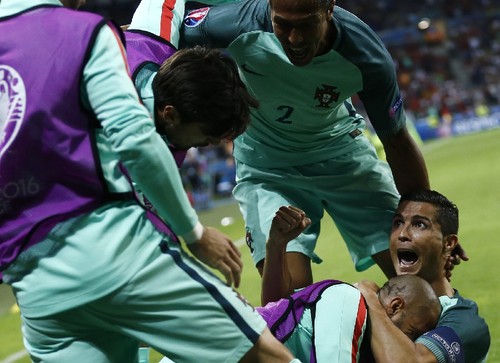 todos em cima de ronaldo.jpeg